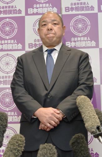 報道陣の質問に声を詰まらせる日本相撲協会の八角理事長