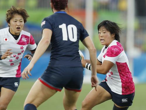 女子１次リーグ　日本―英国　前半、攻め込む中村と大黒田（右）