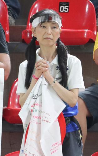 ＜体操・男子団体決勝＞演技を見つめる内村の母・周子さん