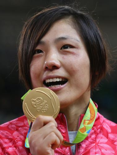 リオ五輪＜柔道・女子７０キロ　決勝＞金メダルを披露する田知本