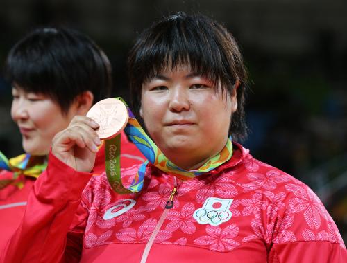 リオ五輪＜柔道・女子７８キロ超　３位決定戦＞銅メダルを披露する山部
