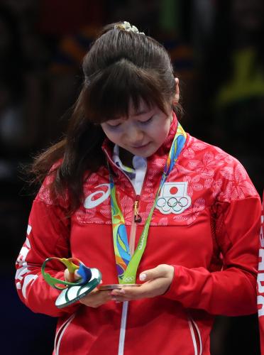 リオ五輪＜卓球女子団体・３位決定戦＞銅メダルを見つめる福原