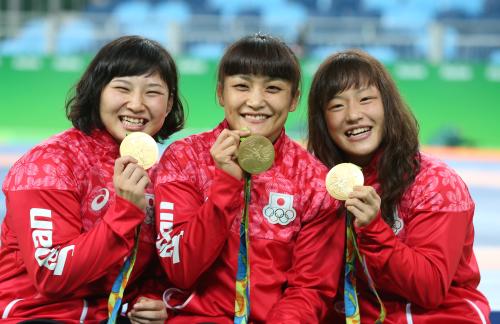 ＜リオ五輪　レスリング＞　戦いを終え、金メダルを手に笑顔の（左から）土性、伊調、登坂
