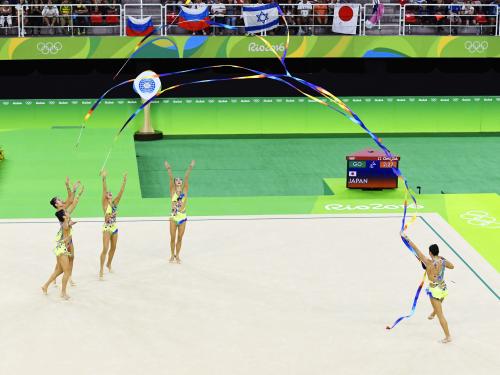 新体操団体予選　リボンの演技で、「４本投げ」を鮮やかに決める日本