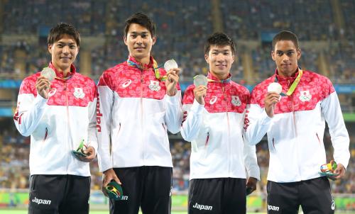 銀メダルを手に笑顔の（左から）山県、飯塚、桐生、ケンブリッジ飛鳥
