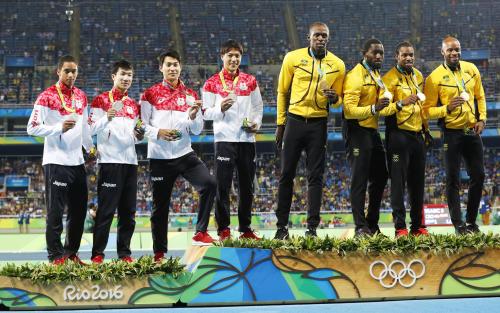 男子４００メートルリレーで銀メダルを獲得し表彰台で笑顔の（左から）ケンブリッジ、桐生、飯塚、山県。隣はボルトら金のジャマイカ