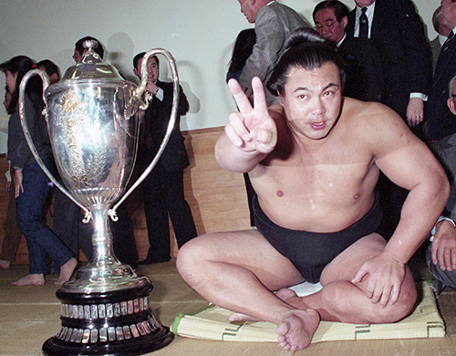 １９９０年１月、初場所で３０回目の優勝を決め、Ｖサインの千代の富士