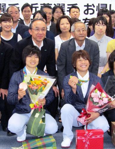 所属する三井住友海上に銅メダル獲得の報告に訪れた柔道女子の近藤亜美（前列右）と中村美里（同左）