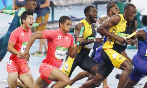 リオデジャネイロ五輪陸上男子４００メートルリレー決勝で、緑のバトンを手に走りだすケンブリッジ飛鳥（左から２人目）