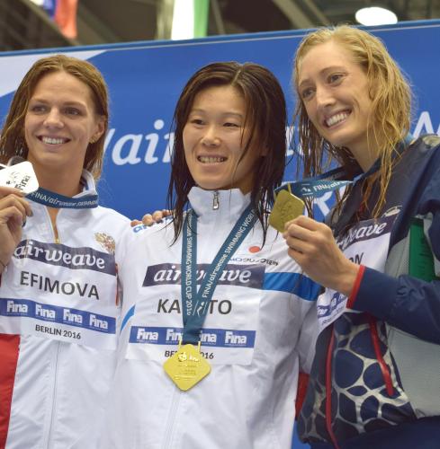 女子２００メートル平泳ぎで、日本記録を７年ぶりに塗り替えて優勝し、表彰台で笑顔の金藤理絵（中央）