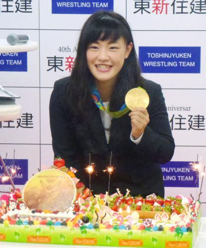 所属先の報告会で、金メダルなどがあしらわれたケーキを前に笑顔を見せるレスリング女子の登坂絵莉