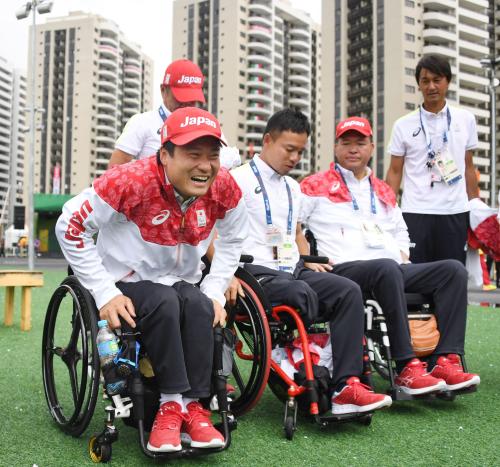 入村式を終え、笑顔を見せるリオ・パラリンピック車いすテニス男子の国枝慎吾選手（左端）