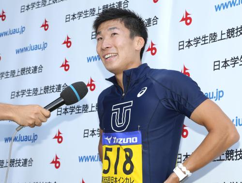 男子１００メートルで優勝し、笑顔でインタビューに応じる桐生