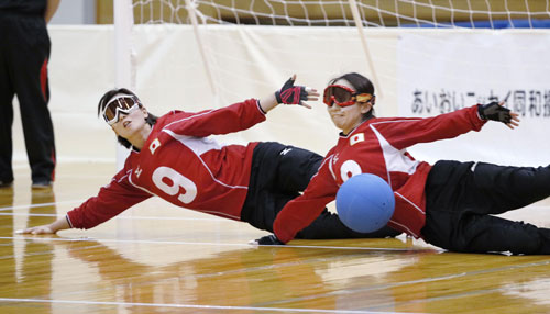 ゴールボールのジャパンパラ大会でプレーする安達阿記子（左）