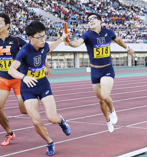 ＜日本学生対校最終日＞男子１６００メートルリレー決勝　第３走者・桜井（左）にバトンを渡す第２走者・桐生