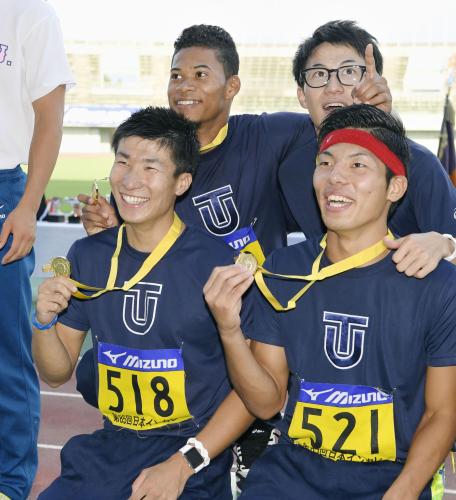 ＜日本学生対校最終日＞男子１６００メートルリレーで優勝し、表彰式で笑顔の桐生祥秀（左下）。その上はウォルシュ・ジュリアン