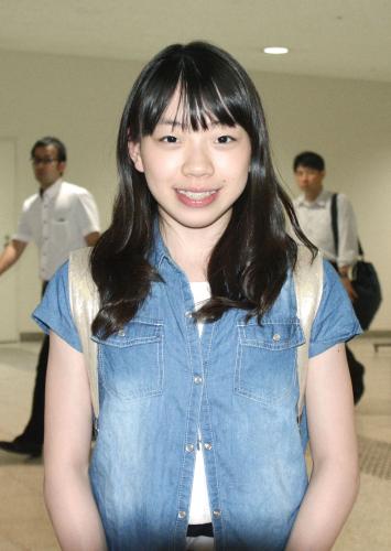 大阪空港に帰国し、笑顔で取材に応じるフィギュアスケートの紀平梨花