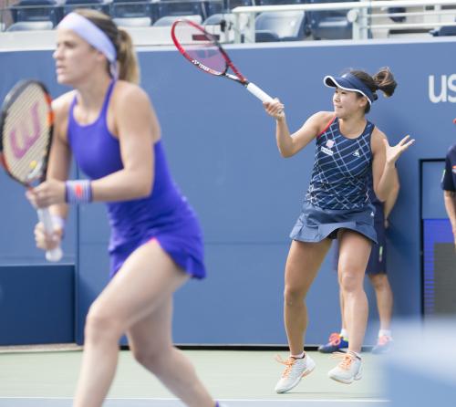 ＜全米オープンテニス＞女子ダブルス３回戦で敗れた日比野菜穂・ニコル・ギブズ（左）組