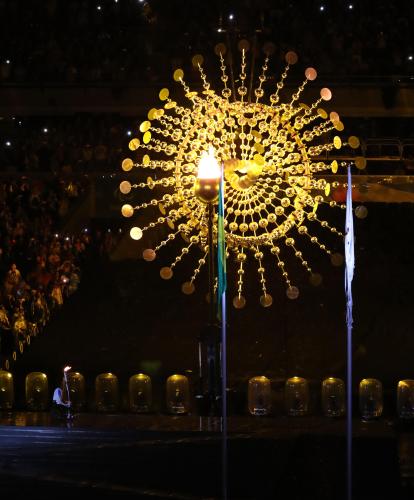 ＜リオパラリンピック・開会式＞聖火台に聖火が灯される
