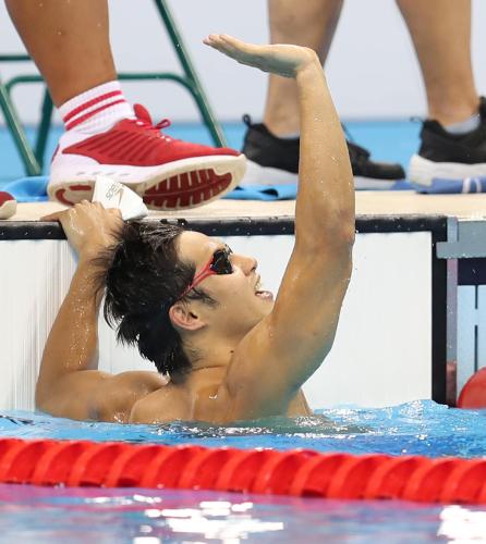 ＜リオパラリンピック＞水泳男子５０メートル自由形Ｓ１１（視覚障害）決勝、銀メダルを獲得し声援に応える木村