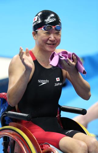 ＜水泳女子５０メートル自由形Ｓ５（運動機能障害）予選＞レースを終え笑顔を見せる成田