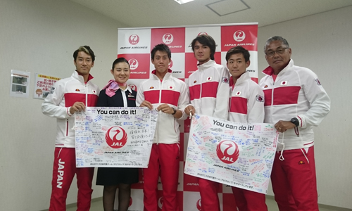 テニスのデビス杯の会見に出席した錦織(左から3人目)ら日本代表チーム