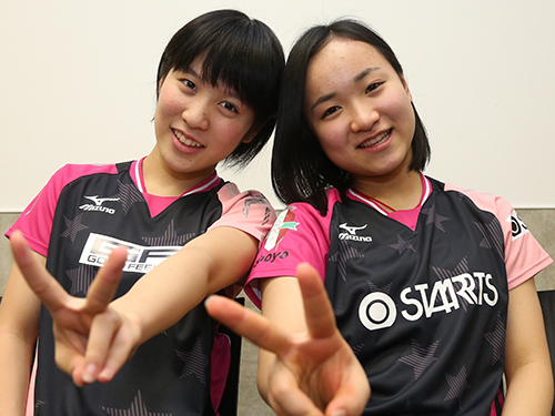 卓球女子の平野美宇（左）と伊藤美誠