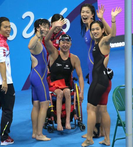＜リオパラリンピック＞水泳女子４×１００メートルメドレーリレー３４ポイン決勝、レースを終え声援に応え引き揚げる（左２人目から）森下友紀、成田真由美、池愛里、一ノ瀬メイ