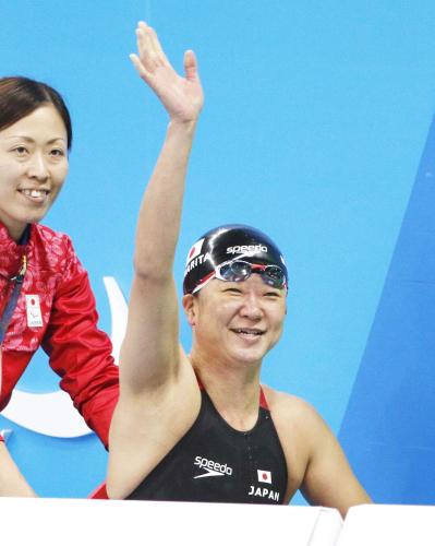 女子１００メートル自由形（運動機能障害Ｓ５）決勝　レース後、歓声に応える成田真由美