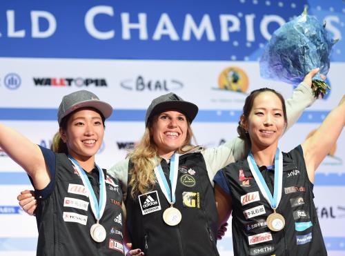 ボルダリング女子決勝で２位になった野中生萌（左）と３位の野口啓代。中央は優勝したペトラ・クリングラー