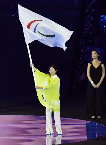 引き継がれたパラリンピック旗を振る東京都の小池百合子知事