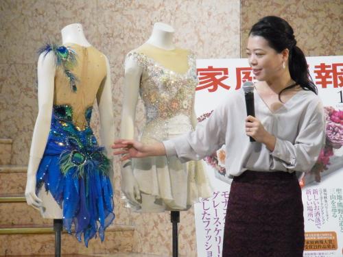 トークショーでアマチュア時代の衣装の思い出を語るプロフィギュアスケーターの鈴木明子