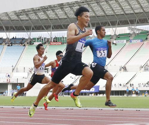 全日本実業団男子１００メートル決勝　10秒03で優勝した山県亮太（中央）。右は２位のケンブリッジ飛鳥