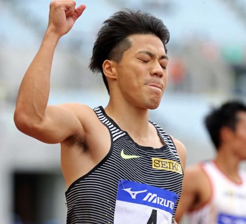 男子１００メートル決勝で自己新をマークして優勝した山県