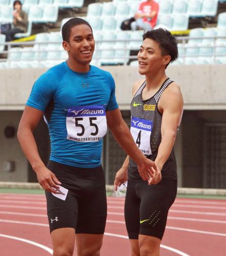 男子１００メートル決勝で健闘を称え合う山県（右）とケンブリッジ