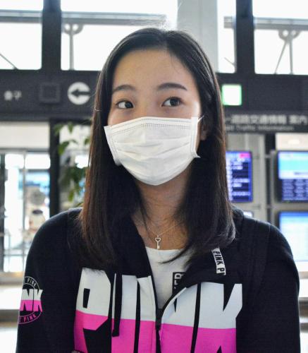 大阪空港に到着し、取材に応じるフィギュアスケートの本田真凜