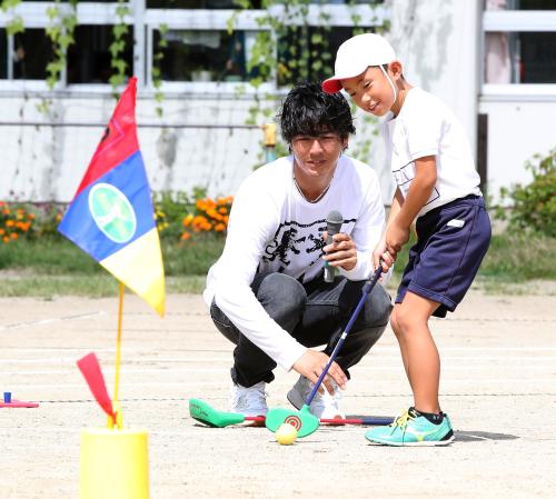 小学校を訪問、子供にスナッグゴルフを教える石川