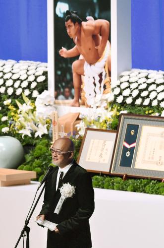 先代九重親方の「お別れの会」で弔辞を述べる松山千春
