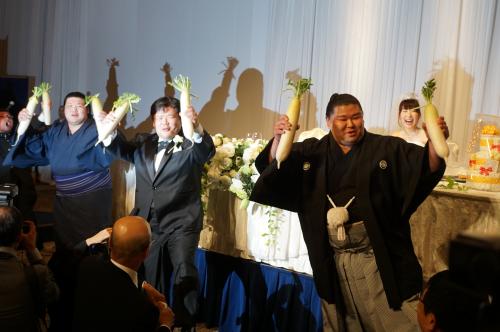 東農大伝統の大根踊りで結婚式を盛り上げる（左から）新十両・小柳、新郎の安治川親方、正代