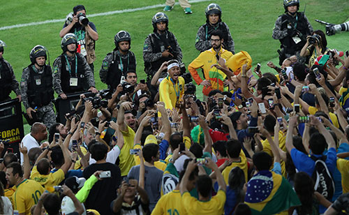 リオデジャネイロ五輪サッカー男子で優勝し、観客と喜びを分かち合うブラジル代表のネイマール