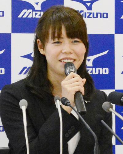 引退表明の記者会見で笑顔を見せる競泳女子の星奈津美