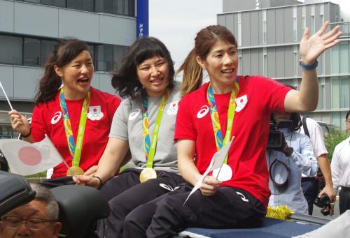 津市で凱旋パレードするレスリング女子の吉田沙保里（右）。土性沙羅（中央）、登坂絵莉も飛び入り参加
