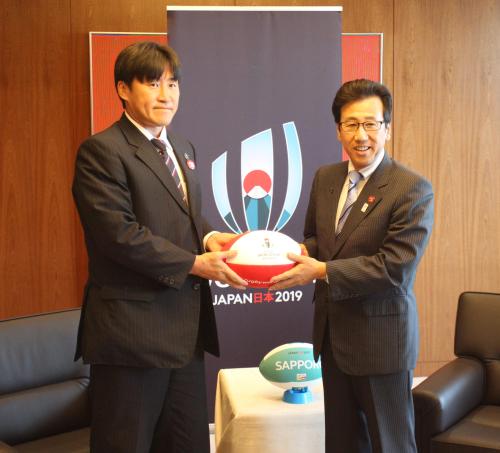 札幌市を表敬訪問し、秋元市長（右）と記念撮影するラグビーＷ杯２０１９のアンバサダー松田氏