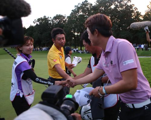 プレーオフ４ホール目で勝敗の決着がつかず握手する池田勇太（左から２人目）と宋永漢（右端）