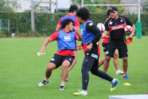 ラグビー日本代表合宿初日で選手を指導するジェイミー・ジョセフ・ヘッドコーチ（右）