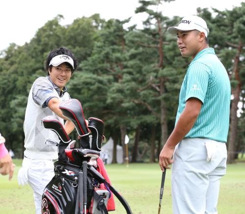 ＜日本オープンゴルフ選手権練習日＞談笑する石川遼（左）と松山英樹