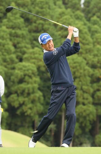 ＜スポニチチャリティーゴルフ　シニアプロアマ大会＞松井功プロは華麗なスイングを披露する