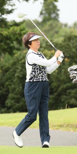 ＜スポニチチャリティーゴルフ　シニアプロアマ大会＞１番、ティーショットを打つ樋口久子相談役