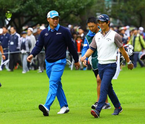 ＜日本オープン選手権初日＞４番、談笑しながらラウンドする松山（左）と石川遼