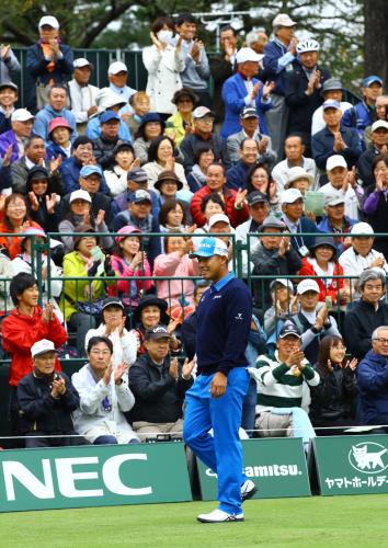 ＜日本オープン選手権初日＞１番ティーグラウンドに姿を現した松山はギャラリーから拍手で迎えられる